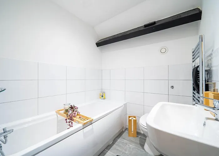 Fancy 2-bedroom With 2 Bathrooms In Town Centre *