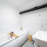 Fancy 2-bedroom With 2 Bathrooms In Town Centre *