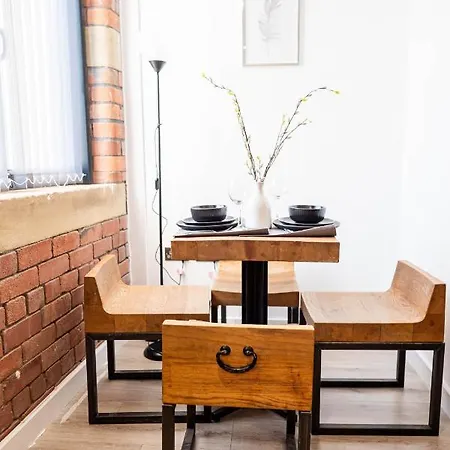 Apartman Fancy 2-bedroom With 2 Bathrooms In Town Centre *