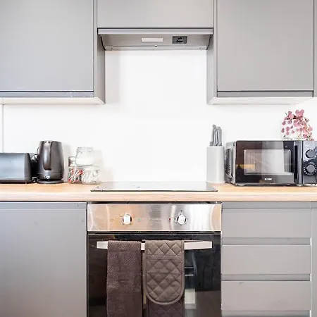 Fancy 2-bedroom With 2 Bathrooms In Town Centre *