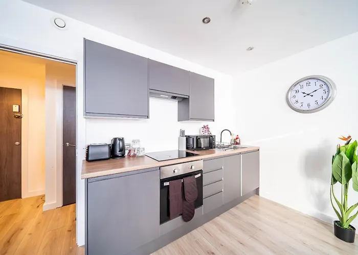 Apartment Fancy 2-bedroom With 2 Bathrooms In Town Centre *