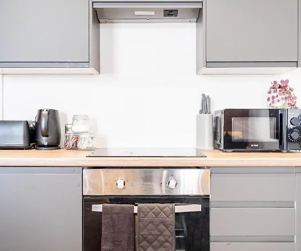 Fancy 2-bedroom With 2 Bathrooms In Town Centre *