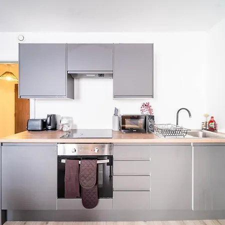 Апартаменты Fancy 2-bedroom With 2 Bathrooms In Town Centre Брадфорд