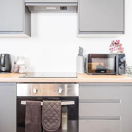 Fancy 2-bedroom With 2 Bathrooms In Town Centre Апартаменты