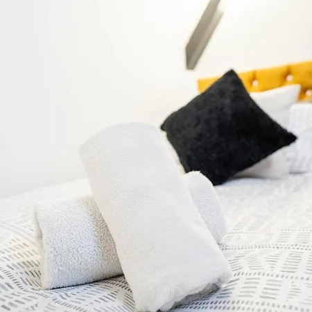 Апартаменты Fancy 2-bedroom With 2 Bathrooms In Town Centre