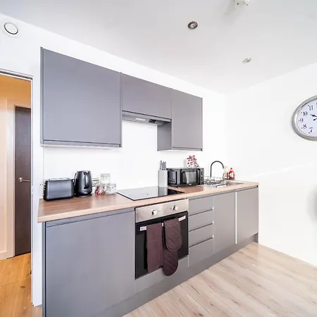 Апартаменты Fancy 2-bedroom With 2 Bathrooms In Town Centre *