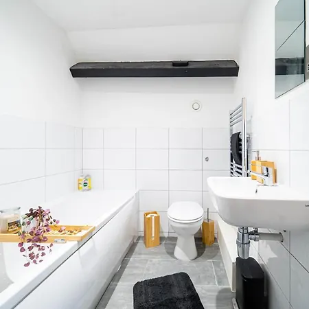 Апартаменты Fancy 2-bedroom With 2 Bathrooms In Town Centre *